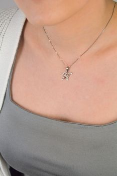 Zawieszka srebrna próba 925, Literka H zdobiona cyrkoniami DIA-ZAW-8673-H-925 Zawieszka w kształcie literki „H” ozdobiona cyrkoniami to elegancka biżuteria wykonana z wysokiej jakości srebra próby 925 (3).JPG