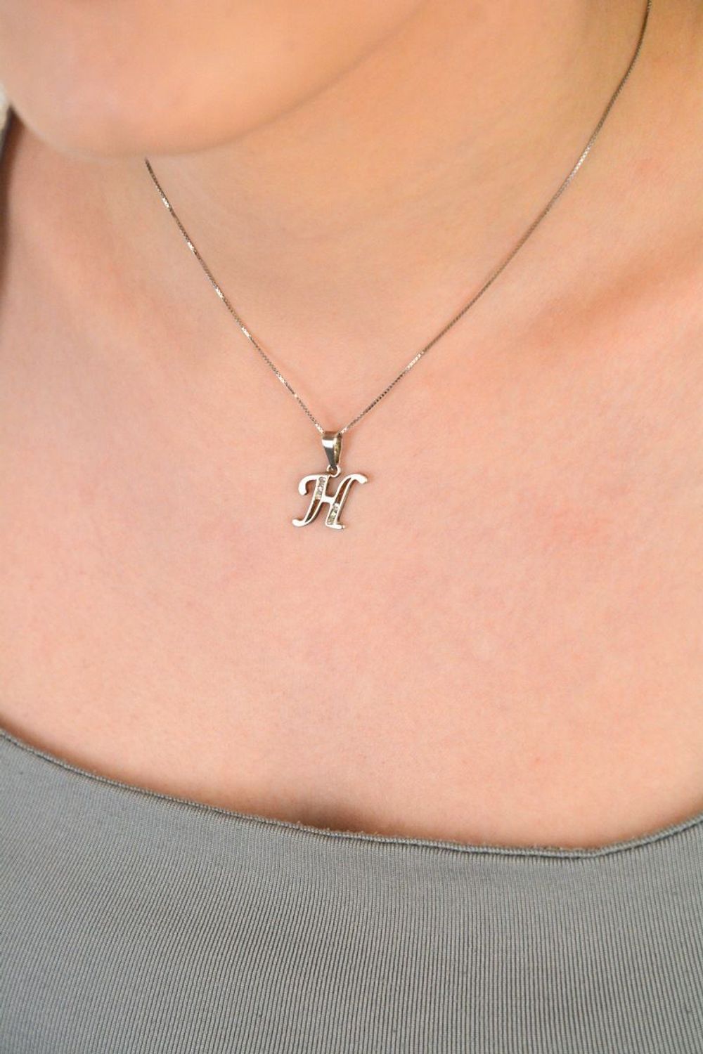 Zawieszka srebrna próba 925, Literka H zdobiona cyrkoniami DIA-ZAW-8673-H-925 Zawieszka w kształcie literki „H” ozdobiona cyrkoniami to elegancka biżuteria wykonana z wysokiej jakości srebra 1.jpg