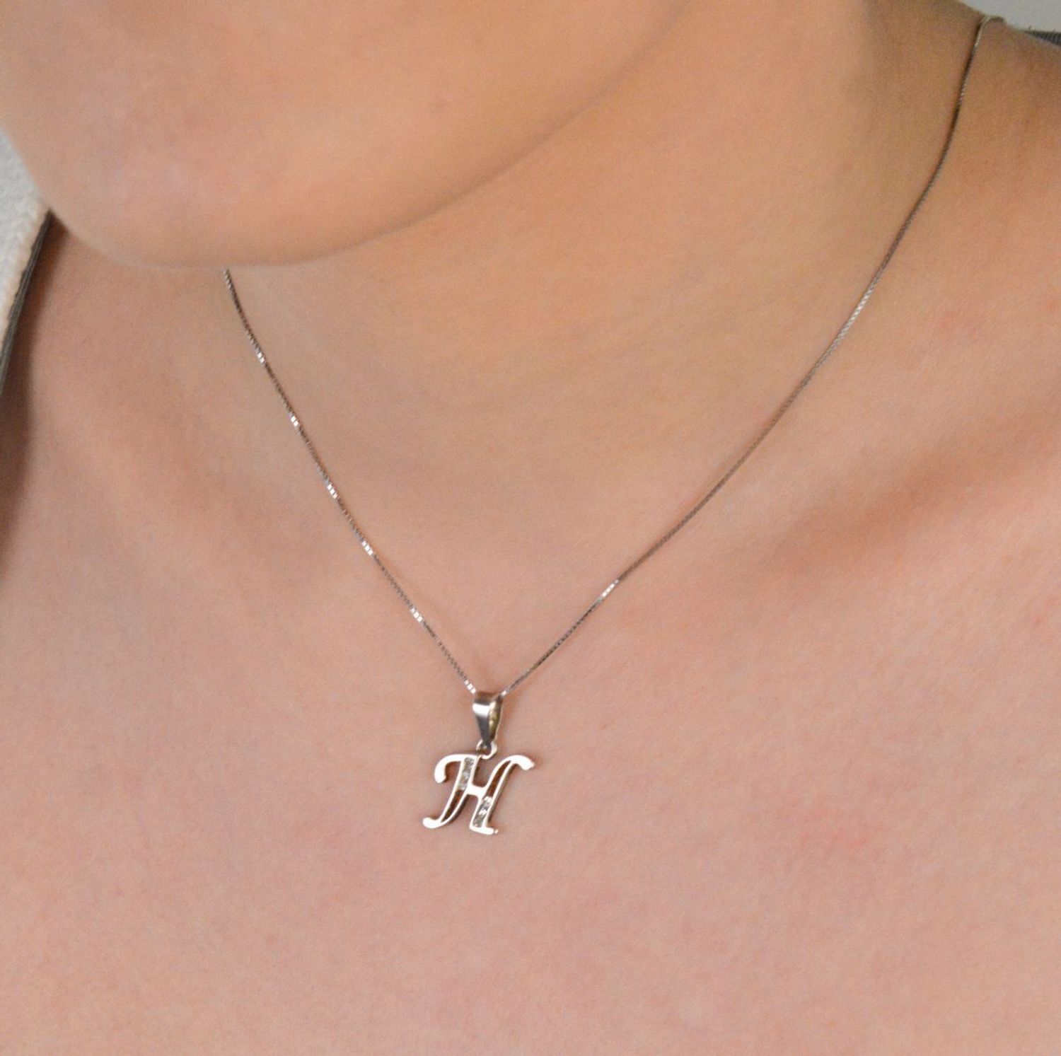 Zawieszka srebrna próba 925, Literka H zdobiona cyrkoniami DIA-ZAW-8673-H-925 Zawieszka w kształcie literki „H” ozdobiona cyrkoniami to elegancka biżuteria wykonana z wysokiej jakości srebra 1.jpg