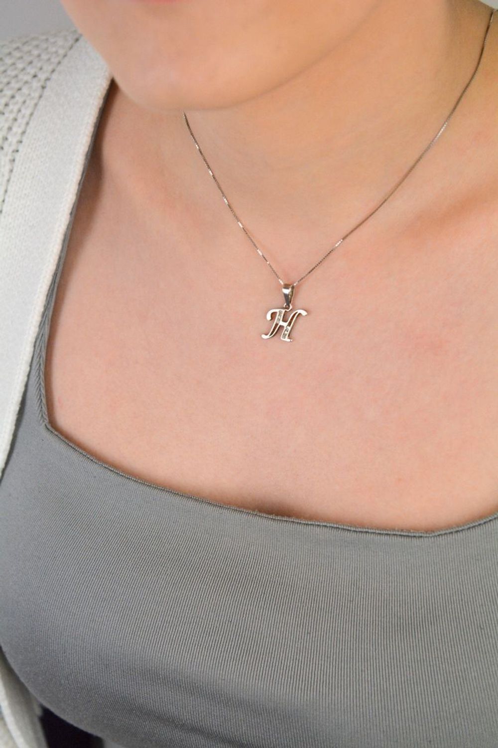 Zawieszka srebrna próba 925, Literka H zdobiona cyrkoniami DIA-ZAW-8673-H-925 Zawieszka w kształcie literki „H” ozdobiona cyrkoniami to elegancka biżuteria wykonana z wysokiej jakości srebra 1.jpg