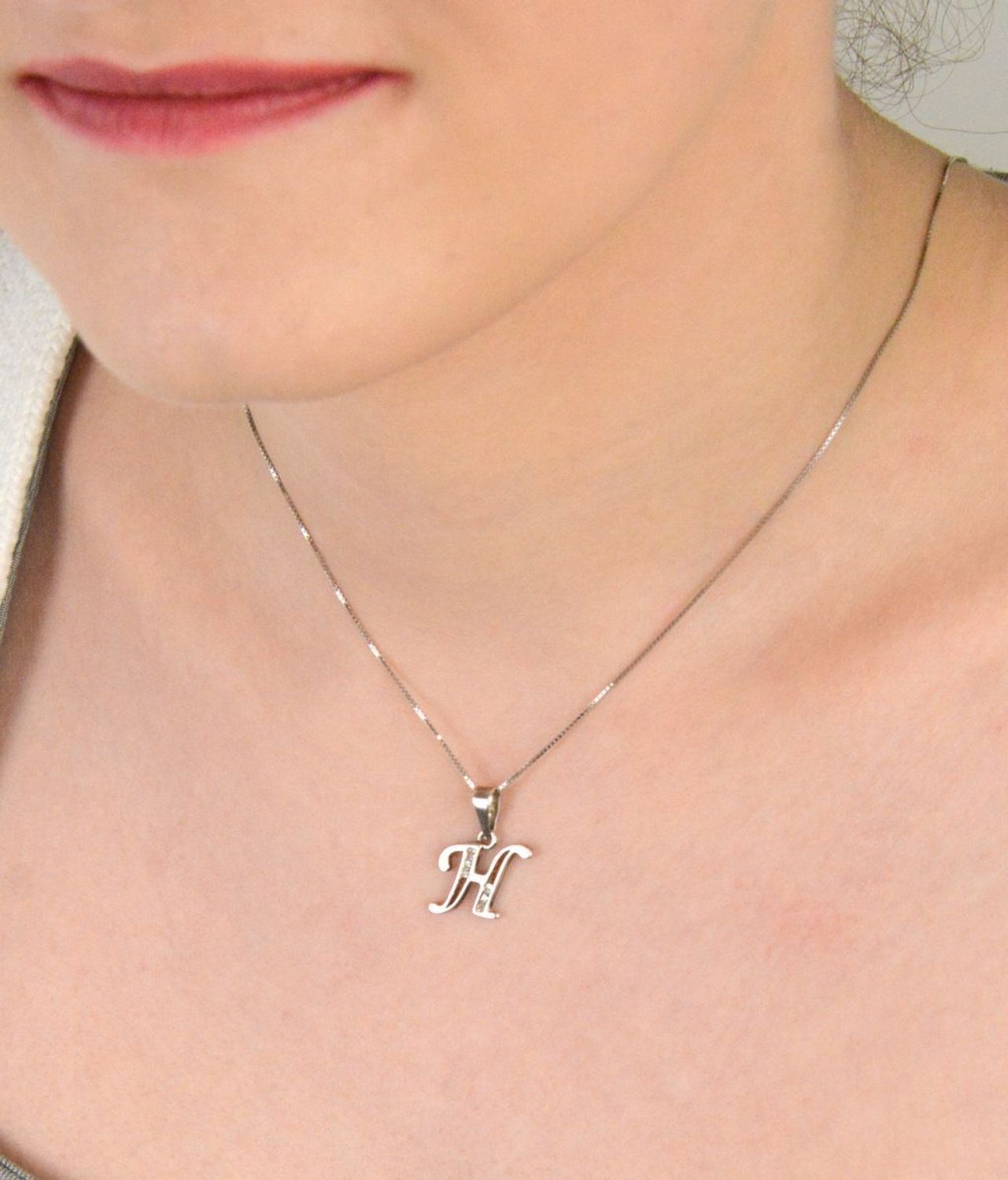 Zawieszka srebrna próba 925, Literka H zdobiona cyrkoniami DIA-ZAW-8673-H-925 Zawieszka w kształcie literki „H” ozdobiona cyrkoniami to elegancka biżuteria wykonana z wysokiej jakości srebra 1.jpg