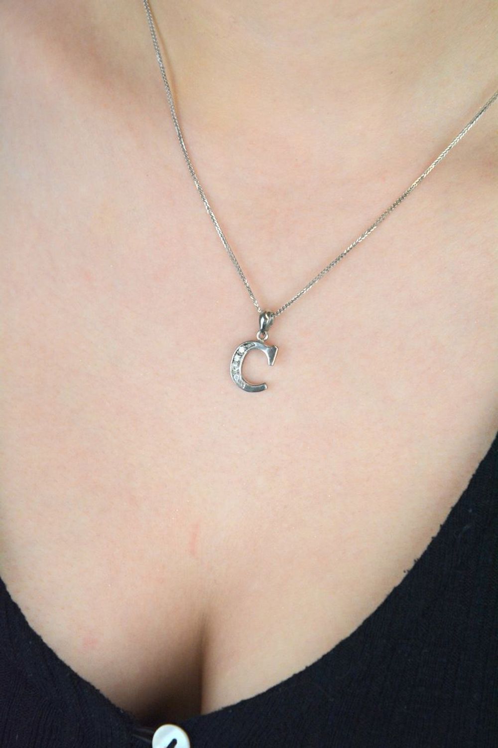 Zawieszka srebrna próba 925, literka C w cyrkonie DIA-ZAW-8674-C-925 Elegancka zawieszka w kształcie literki C, wykonana z wysokiej jakości srebra próby 925, ozdobiona subtelną cyrkonią 1.jpg