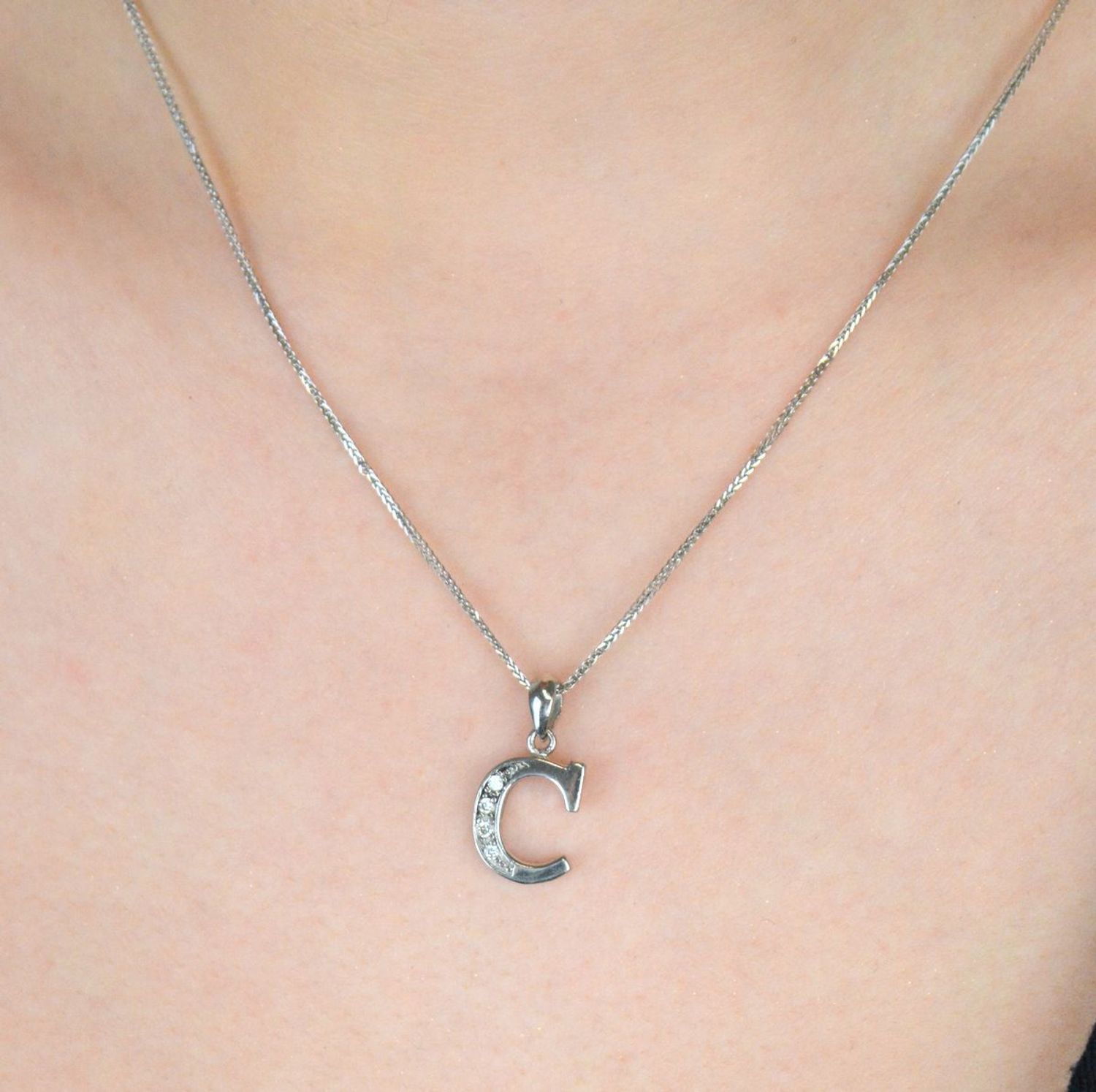 Zawieszka srebrna próba 925, literka C w cyrkonie DIA-ZAW-8674-C-925 Elegancka zawieszka w kształcie literki C, wykonana z wysokiej jakości srebra próby 925, ozdobiona subtelną cyrkonią 1.jpg
