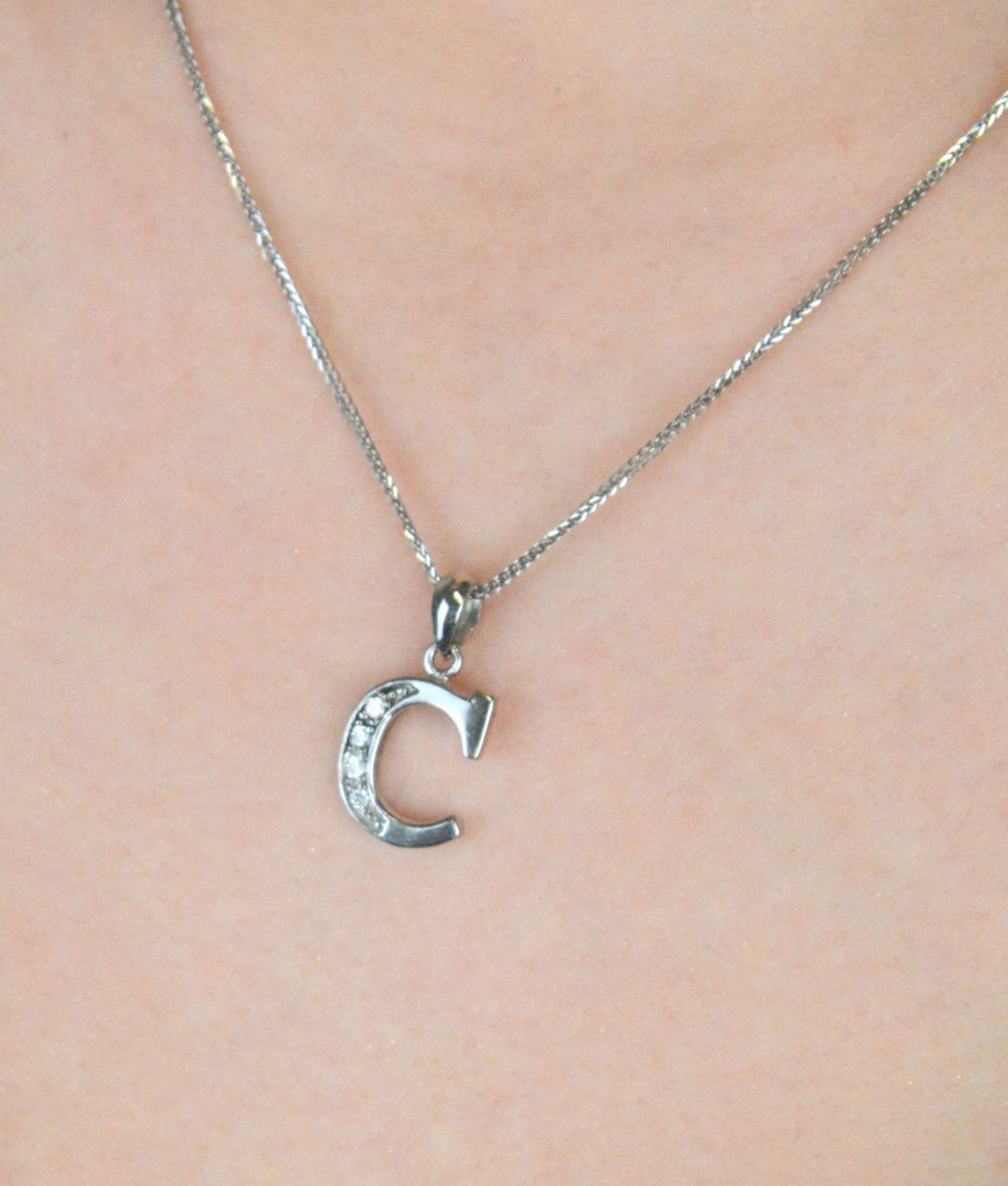 Zawieszka srebrna próba 925, literka C w cyrkonie DIA-ZAW-8674-C-925 Elegancka zawieszka w kształcie literki C, wykonana z wysokiej jakości srebra próby 925, ozdobiona subtelną cyrkonią 1.jpg