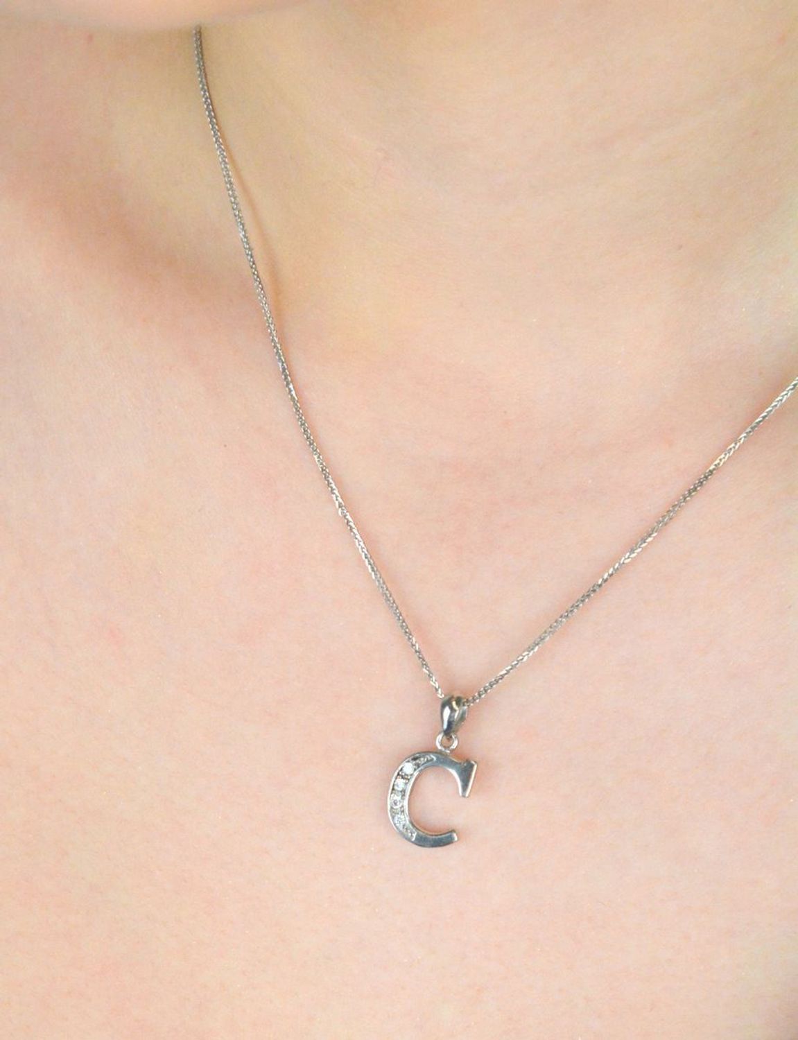 Zawieszka srebrna próba 925, literka C w cyrkonie DIA-ZAW-8674-C-925 Elegancka zawieszka w kształcie literki C, wykonana z wysokiej jakości srebra próby 925, ozdobiona subtelną cyrkonią 1.jpg