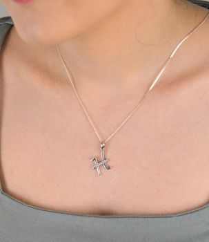 Zawieszka srebrna próba 925, literka H zdobiona cyrkoniami DIA-ZAW-8676-H-925 Elegancka zawieszka w kształcie literki H, wykonana z wysokiej jakości srebra próby 925 i ozdobiona połyskującymi cyrkoniami (2).JPG