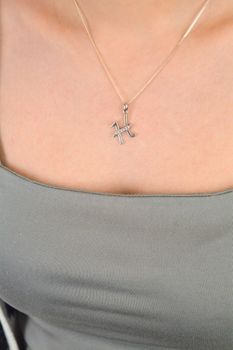 Zawieszka srebrna próba 925, literka H zdobiona cyrkoniami DIA-ZAW-8676-H-925 Elegancka zawieszka w kształcie literki H, wykonana z wysokiej jakości srebra próby 925 i ozdobiona połyskującymi cyrkoniami (4).JPG