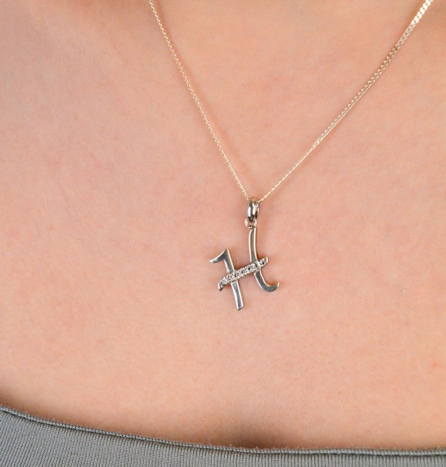 Zawieszka srebrna próba 925, literka H zdobiona cyrkoniami DIA-ZAW-8676-H-925 Elegancka zawieszka w kształcie literki H, wykonana z wysokiej jakości srebra próby 925 i ozdobiona połyskującymi 1.jpg