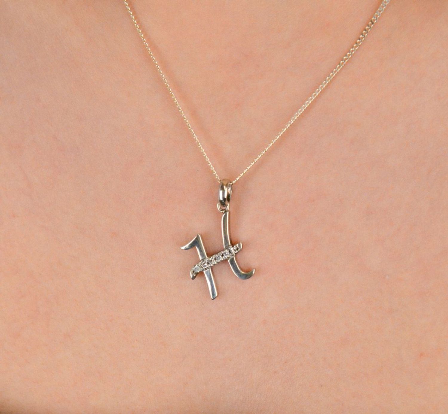 Zawieszka srebrna próba 925, literka H zdobiona cyrkoniami DIA-ZAW-8676-H-925 Elegancka zawieszka w kształcie literki H, wykonana z wysokiej jakości srebra próby 925 i ozdobiona połyskującymi 1.jpg