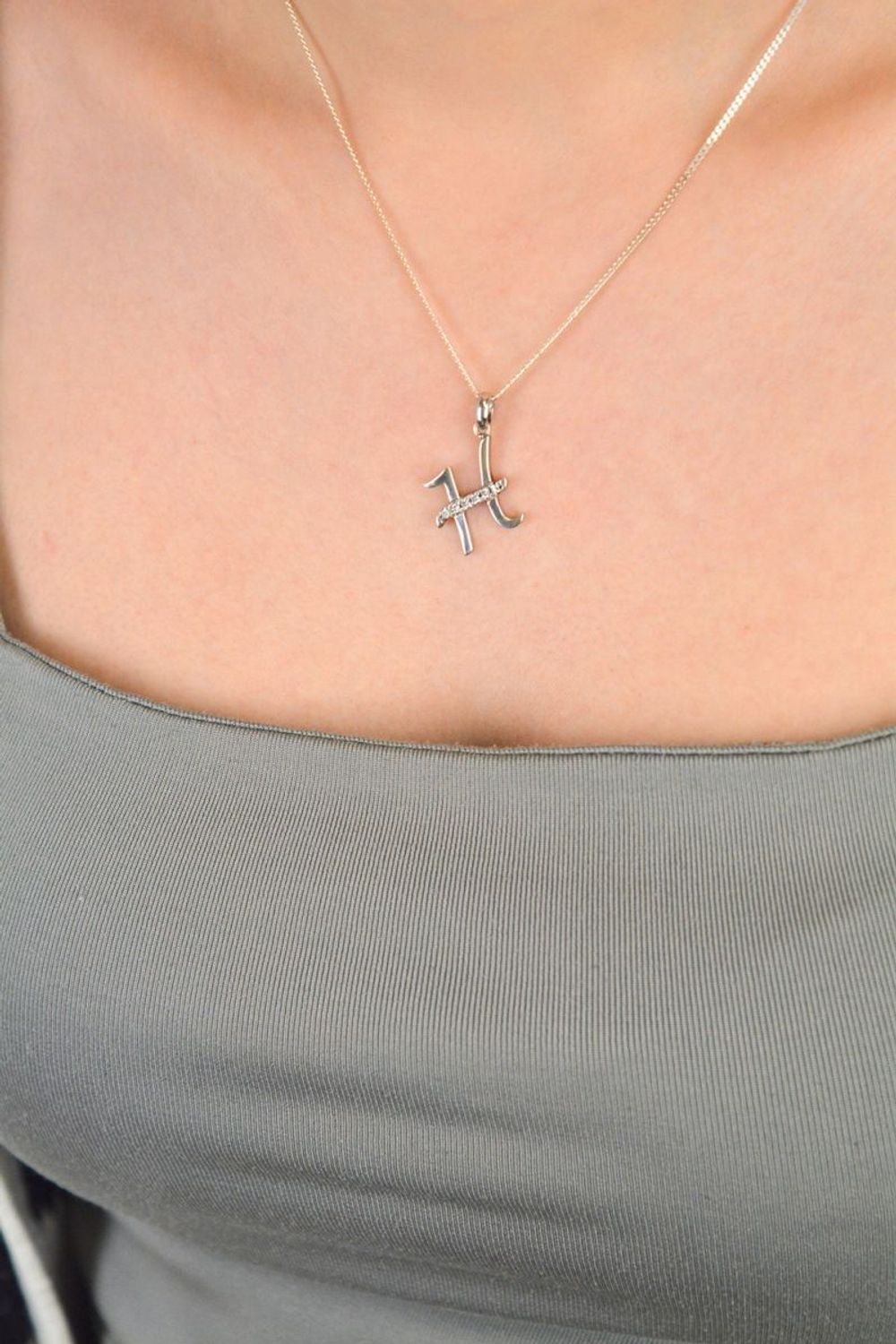 Zawieszka srebrna próba 925, literka H zdobiona cyrkoniami DIA-ZAW-8676-H-925 Elegancka zawieszka w kształcie literki H, wykonana z wysokiej jakości srebra próby 925 i ozdobiona połyskującymi 1.jpg