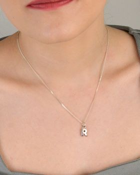 Zawieszka damska srebrna próba 925, literka R DIA-ZAW-8678-R-925 Stylowa zawieszka w kształcie literki R, wykonana z wysokiej jakości srebra próby 925, (4).JPG