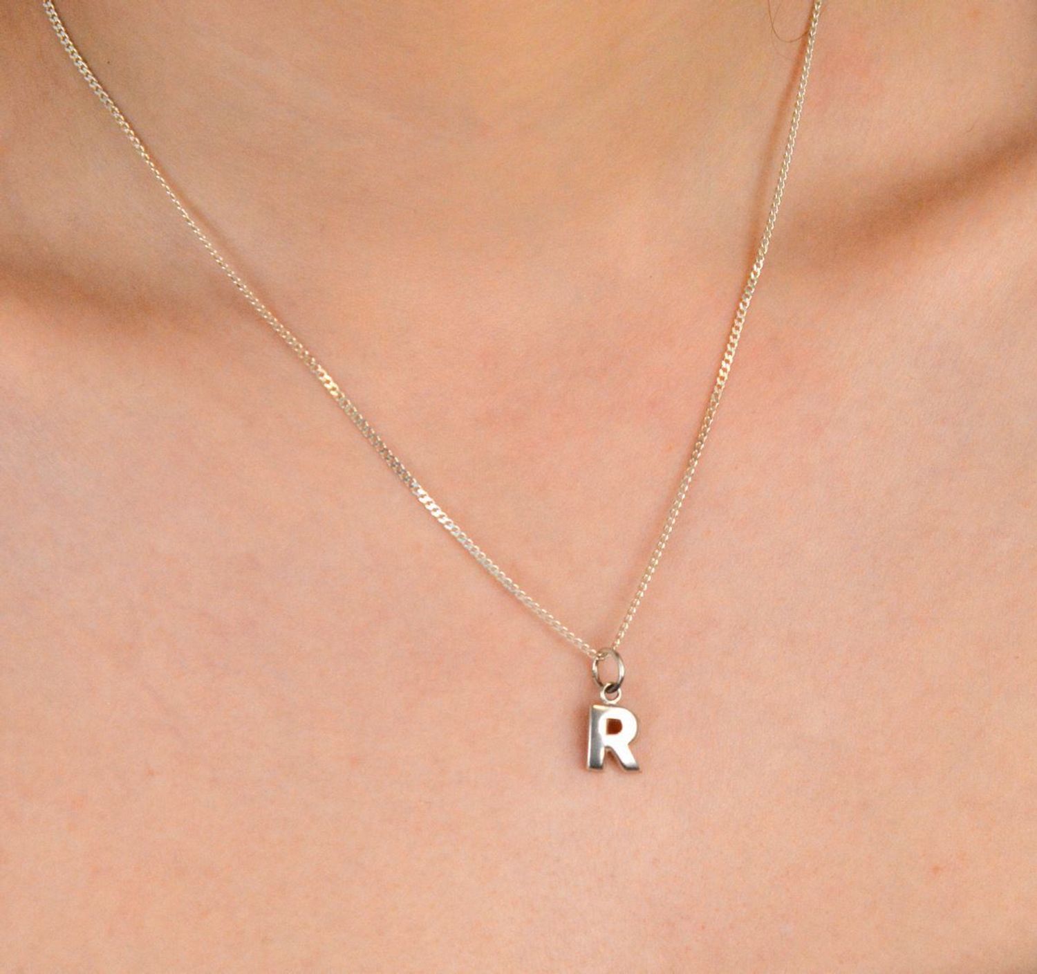 Zawieszka damska srebrna próba 925, literka R DIA-ZAW-8678-R-925 Stylowa zawieszka w kształcie literki R, wykonana z wysokiej jakości srebra próby 925,.jpg