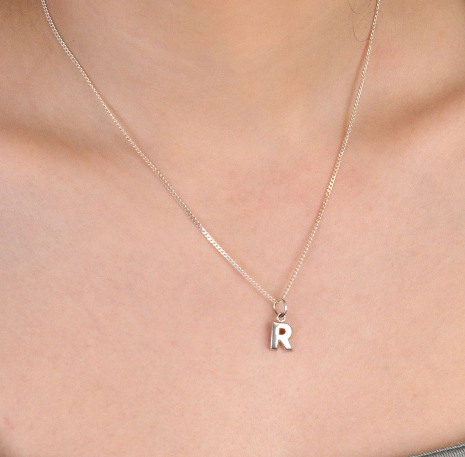 Zawieszka damska srebrna próba 925, literka R DIA-ZAW-8678-R-925 Stylowa zawieszka w kształcie literki R, wykonana z wysokiej jakości srebra próby 925,.jpg