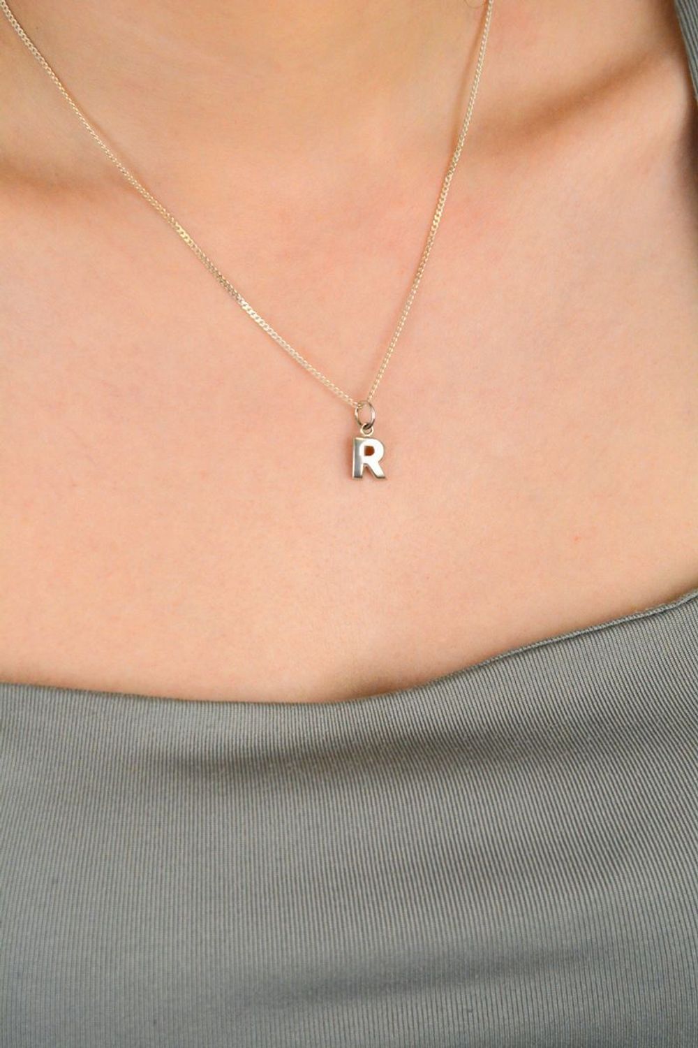 Zawieszka damska srebrna próba 925, literka R DIA-ZAW-8678-R-925 Stylowa zawieszka w kształcie literki R, wykonana z wysokiej jakości srebra próby 925,.jpg