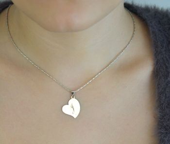 Srebrna zawieszka próby 925 w kształcie serduszka z literką J. Wymiary 2,5 × 1,8 cm, waga 1,20 g. Subtelna i elegancka biżuteria idealna na prezent (1).JPG