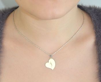 Srebrna zawieszka próby 925 w kształcie serduszka z literką J. Wymiary 2,5 × 1,8 cm, waga 1,20 g. Subtelna i elegancka biżuteria idealna na prezent (2).JPG