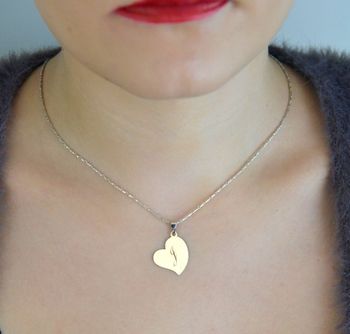 Srebrna zawieszka próby 925 w kształcie serduszka z literką J. Wymiary 2,5 × 1,8 cm, waga 1,20 g. Subtelna i elegancka biżuteria idealna na prezent (3).JPG