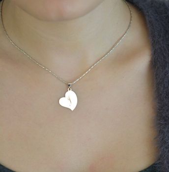 Srebrna zawieszka próby 925 w kształcie serduszka z literką J. Wymiary 2,5 × 1,8 cm, waga 1,20 g. Subtelna i elegancka biżuteria idealna na prezent (4).JPG