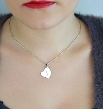 Srebrna zawieszka próby 925 w kształcie serduszka z literką J. Wymiary 2,5 × 1,8 cm, waga 1,20 g. Subtelna i elegancka biżuteria idealna na prezent (5).JPG