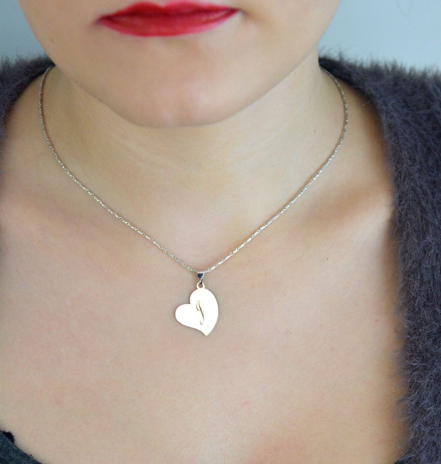 Srebrna zawieszka próby 925 w kształcie serduszka z literką J. Wymiary 2,5 × 1,8 cm, waga 1,20 g. Subtelna i elegancka biżuteria idealna na prezent.1.jpg