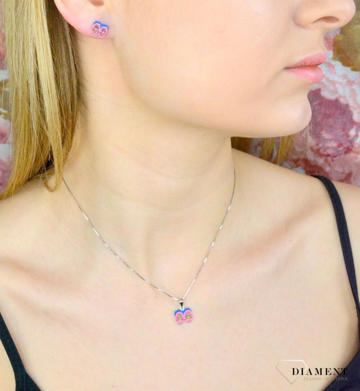 Zawieszka dziecięca  Kolorowe balerinki  DIA-ZAW-8681-925 Srebrna zawieszka o ponadczasowej formie uzupełniona emalią. Została wykonana z najwyższej jakości srebra próby 925. Idealny pomysł na prezent..jpg