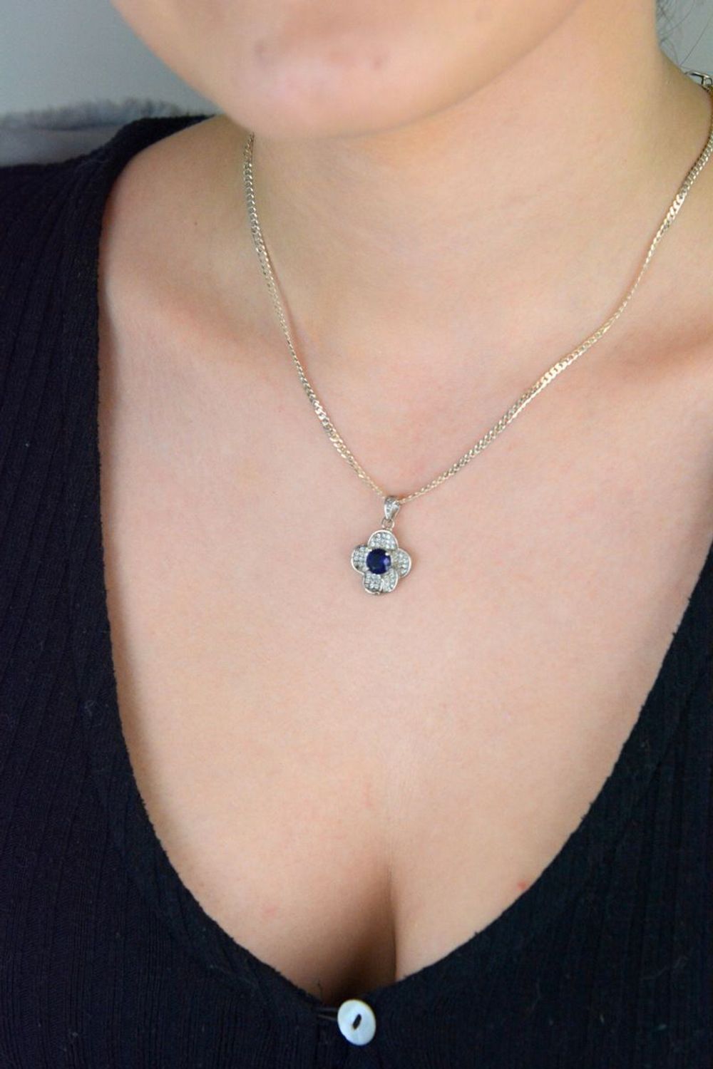 Srebrna zawieszka damska w kształcie kwiatka z lśniącymi cyrkoniami. Próba 925, długość 2,3 cm, szerokość 1,5 cm, waga 2,63 g – subtelna, kobieca i elegancka biżuteria.1.jpg