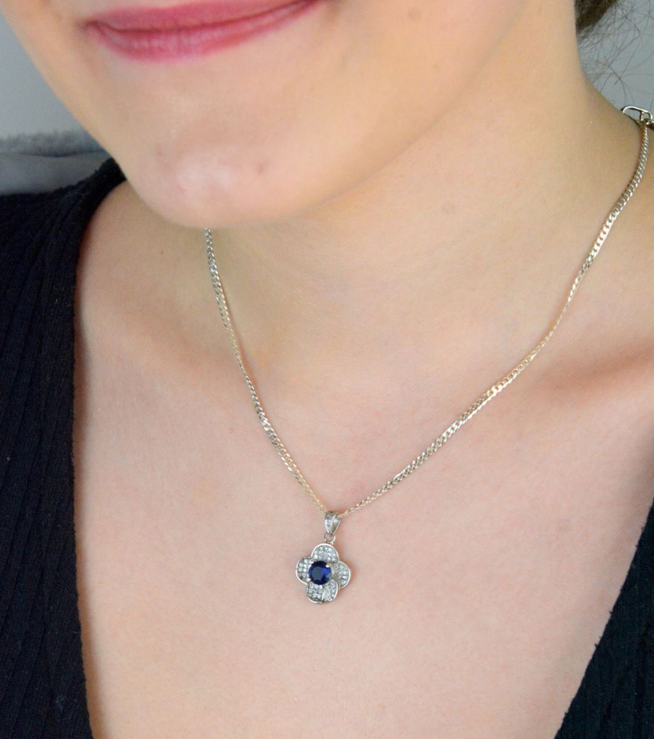 Srebrna zawieszka damska w kształcie kwiatka z lśniącymi cyrkoniami. Próba 925, długość 2,3 cm, szerokość 1,5 cm, waga 2,63 g – subtelna, kobieca i elegancka biżuteria.1.jpg