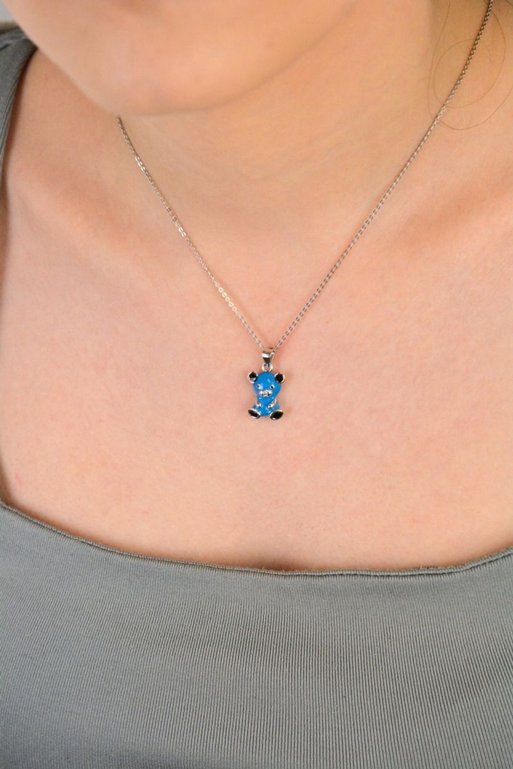 Zawieszka srebrna miś dziecięca niebieska emalia próba 925, DIA-ZAW-8687-925 Urocza i pełna ciepła zawieszka dziecięca w kształcie misia to doskonały pomysł na wyjątkowy prezent dla maluszka 1.jpg