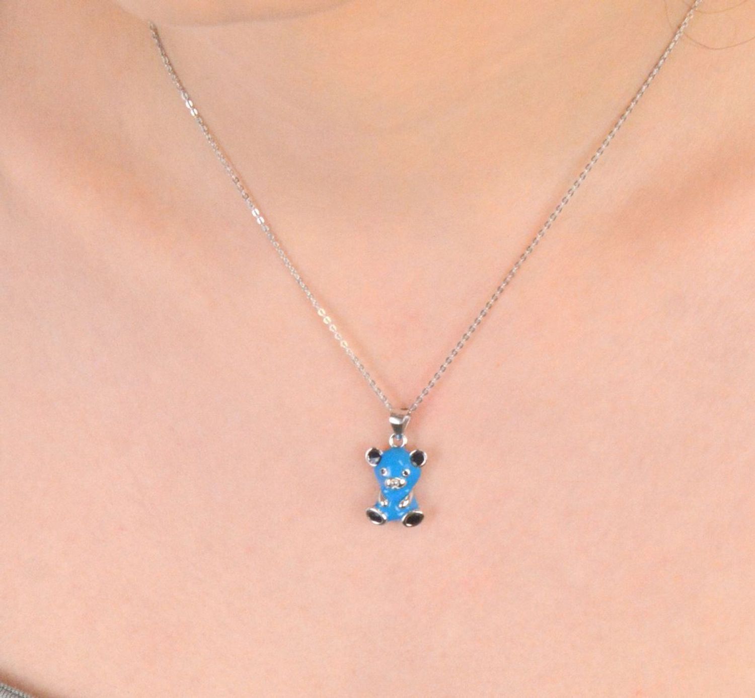 Zawieszka srebrna miś dziecięca niebieska emalia próba 925, DIA-ZAW-8687-925 Urocza i pełna ciepła zawieszka dziecięca w kształcie misia to doskonały pomysł na wyjątkowy prezent dla maluszka 1.jpg