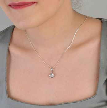 Zawieszka srebrna próba 925, z cyrkonią DIA-ZAW-8688-925 Elegancka zawieszka wykonana z wysokiej jakości srebra próby 925, ozdobiona subtelną cyrkonią. Idealna dla osób ceniących prostotę i elegancję w biżuterii (1).JPG