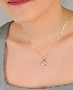 Zawieszka srebrna próba 925, z cyrkonią DIA-ZAW-8688-925 Elegancka zawieszka wykonana z wysokiej jakości srebra próby 925, ozdobiona subtelną cyrkonią. Idealna dla osób ceniących prostotę i elegancję w biżuterii (2).JPG
