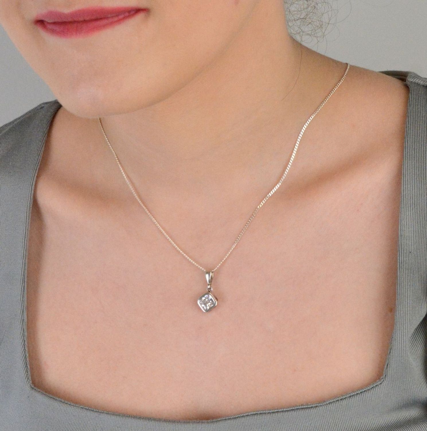 Zawieszka srebrna próba 925, z cyrkonią DIA-ZAW-8688-925 Elegancka zawieszka wykonana z wysokiej jakości srebra próby 925, ozdobiona subtelną cyrkonią. 1.jpg