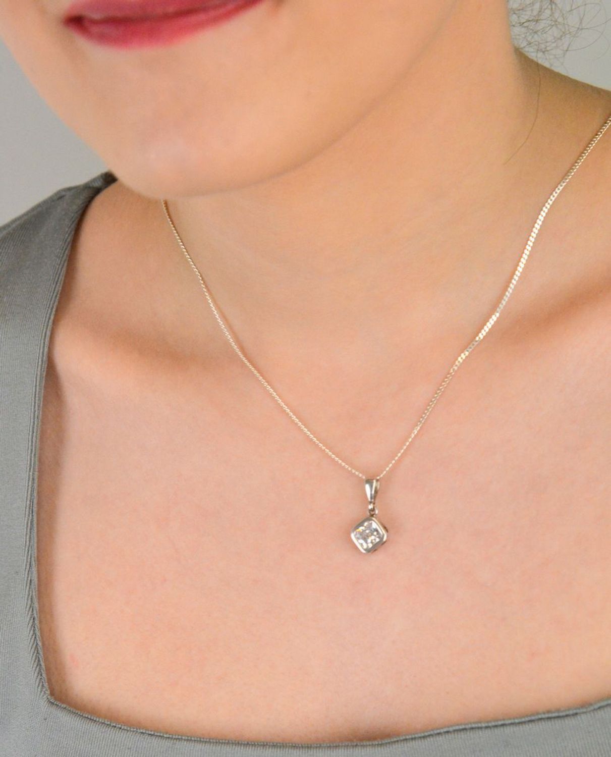 Zawieszka srebrna próba 925, z cyrkonią DIA-ZAW-8688-925 Elegancka zawieszka wykonana z wysokiej jakości srebra próby 925, ozdobiona subtelną cyrkonią. 1.jpg