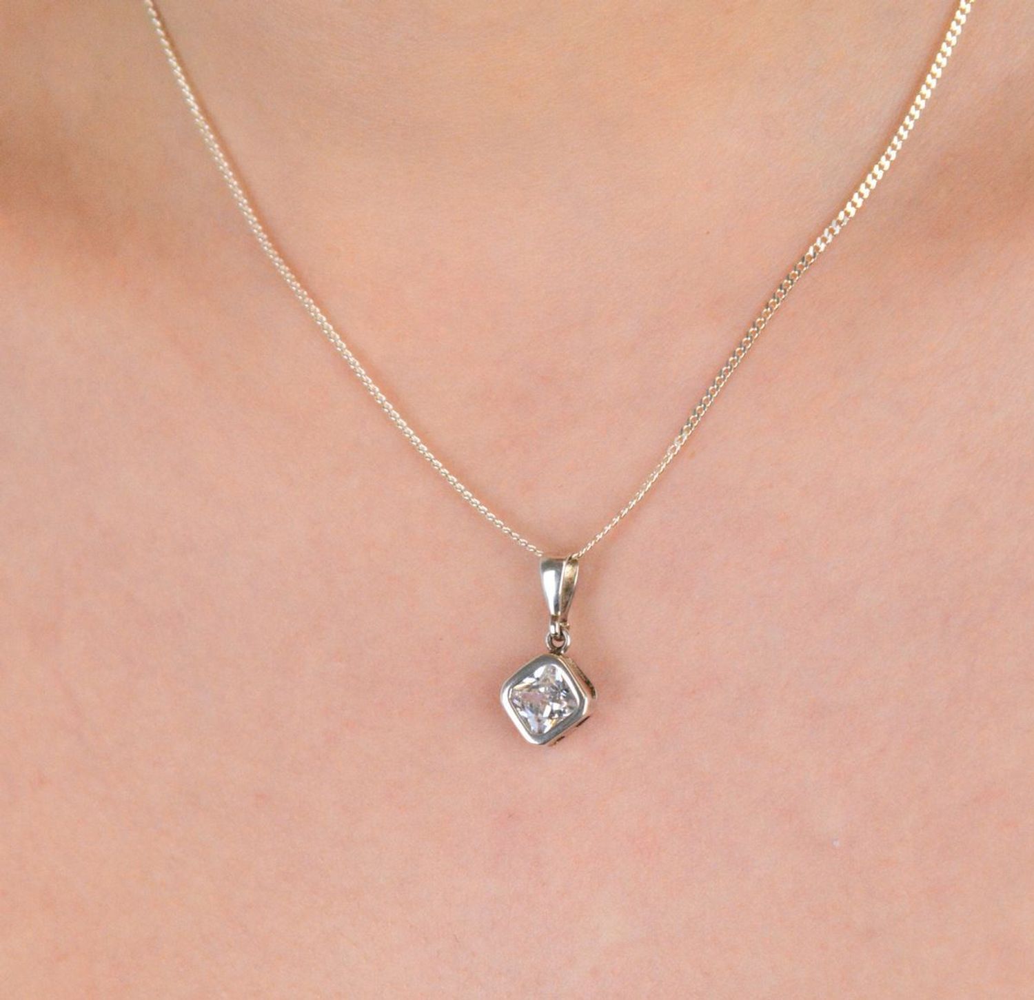 Zawieszka srebrna próba 925, z cyrkonią DIA-ZAW-8688-925 Elegancka zawieszka wykonana z wysokiej jakości srebra próby 925, ozdobiona subtelną cyrkonią. 1.jpg