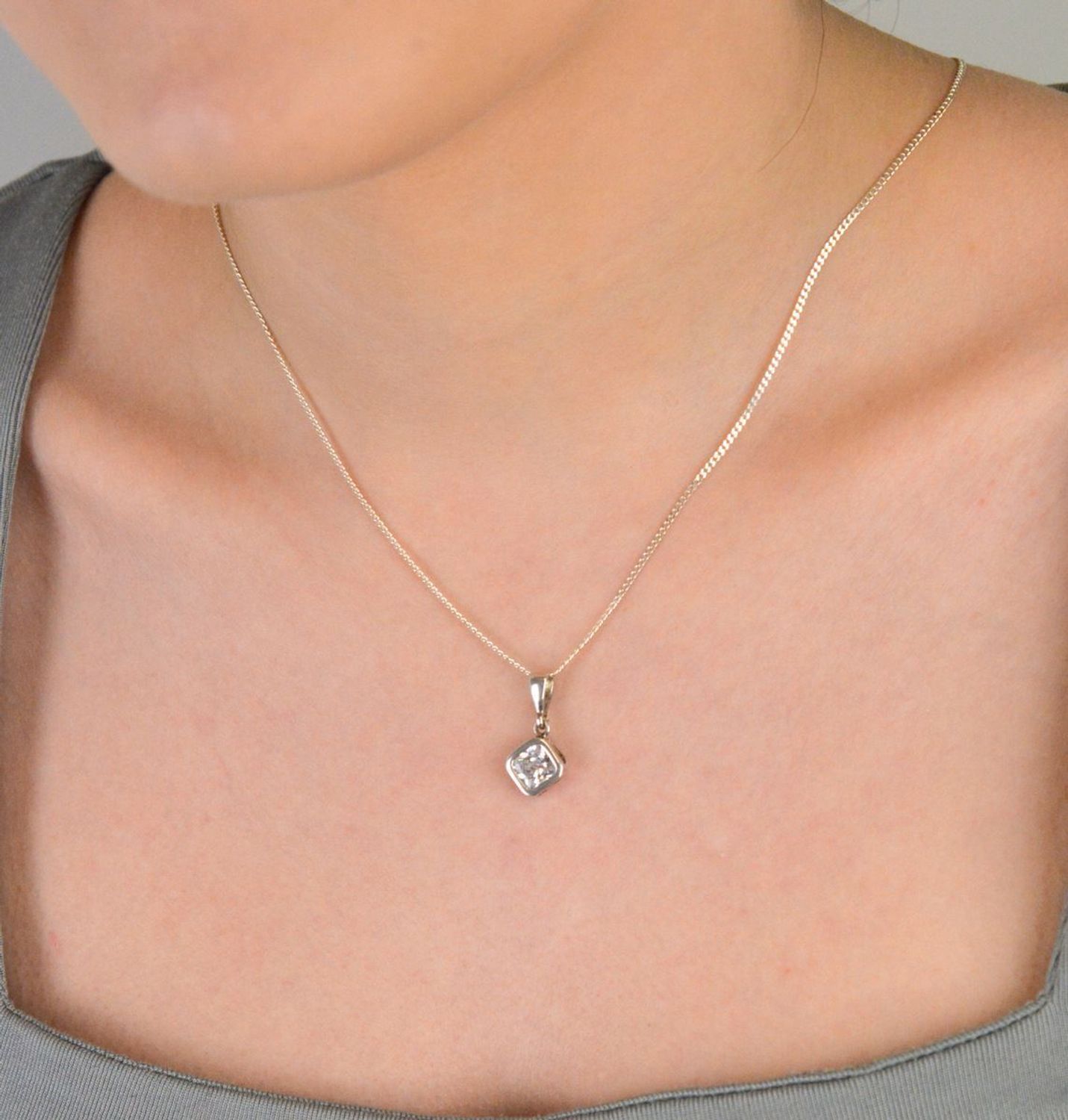 Zawieszka srebrna próba 925, z cyrkonią DIA-ZAW-8688-925 Elegancka zawieszka wykonana z wysokiej jakości srebra próby 925, ozdobiona subtelną cyrkonią. 1.jpg