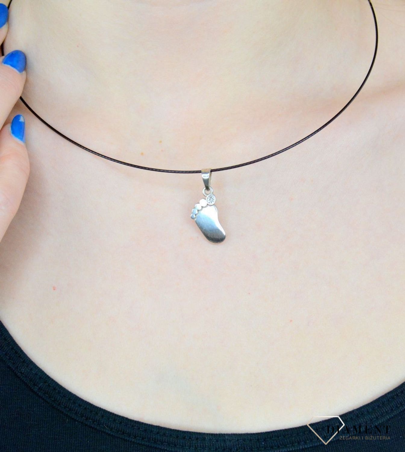 Zawieszka srebrna  Stópka dziecka  DIA-ZAW-8690-925. Srebrna zawieszka o formacie stópki dziecka będzie idealnym prezentem dla każdego rodzica. Spersonalizuj swój indywidualny grawer..jpg