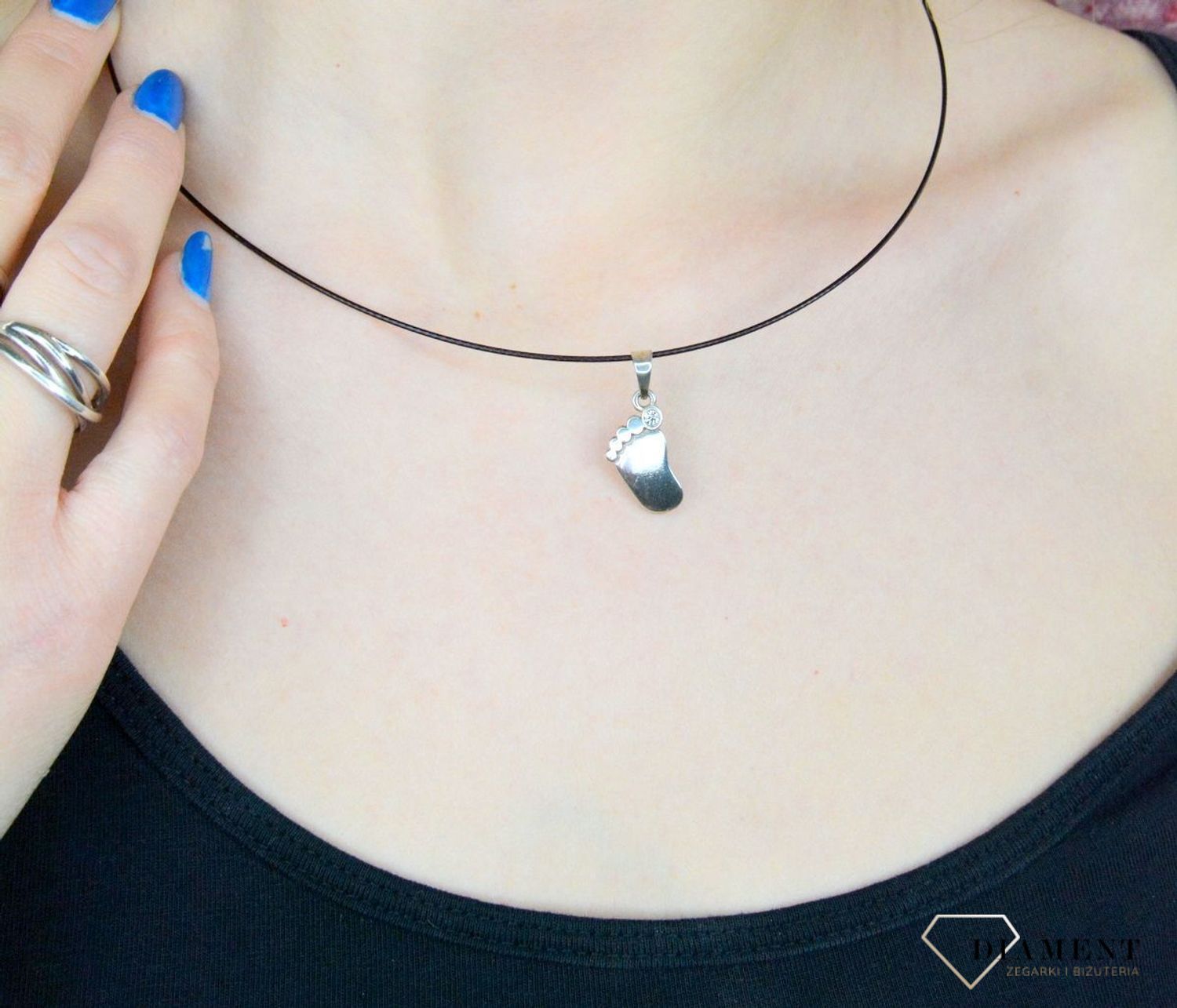 Zawieszka srebrna  Stópka dziecka  DIA-ZAW-8690-925. Srebrna zawieszka o formacie stópki dziecka będzie idealnym prezentem dla każdego rodzica. Spersonalizuj swój indywidualny grawer..jpg