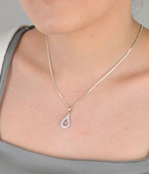 Zawieszka srebrna próba 925, łezka w cyrkonie DIA-ZAW-8691-925 Elegancka i subtelna zawieszka, która łączy klasyczny kształt łezki z blaskiem cyrkonii (2).JPG