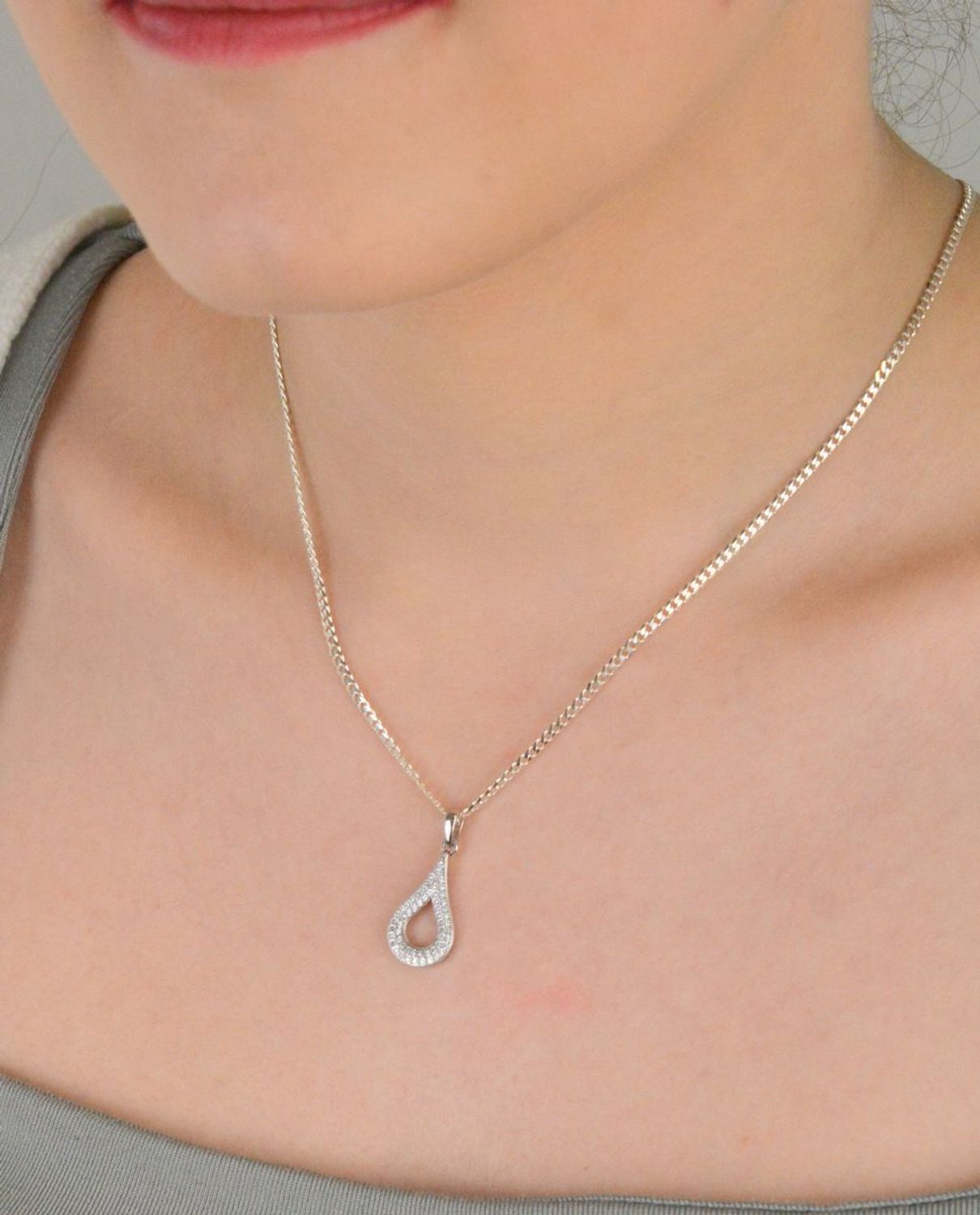 Zawieszka srebrna próba 925, łezka w cyrkonie DIA-ZAW-8691-925 Elegancka i subtelna zawieszka, która łączy klasyczny kształt łezki z blaskiem cyrkonii.1.jpg