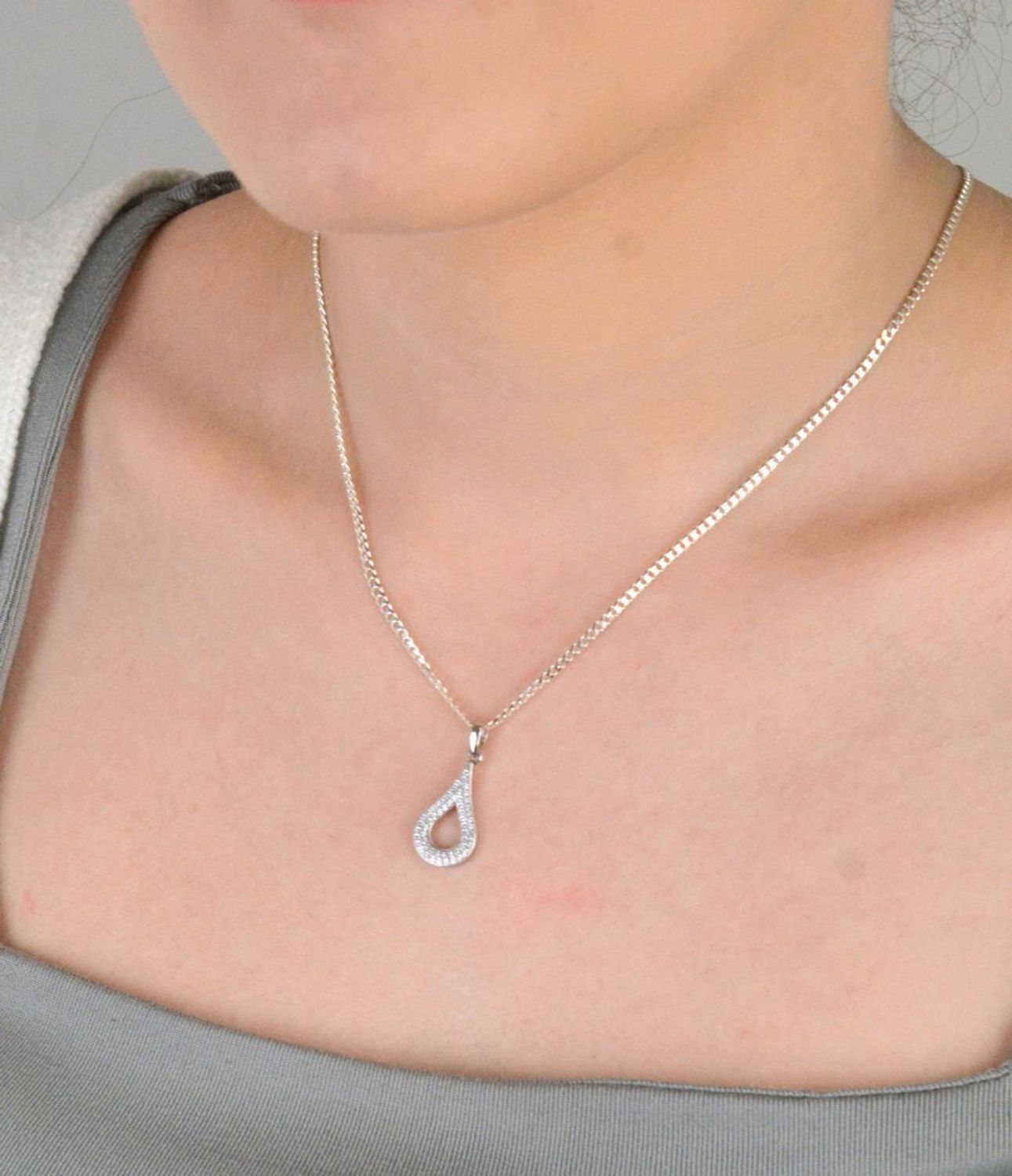 Zawieszka srebrna próba 925, łezka w cyrkonie DIA-ZAW-8691-925 Elegancka i subtelna zawieszka, która łączy klasyczny kształt łezki z blaskiem cyrkonii.1.jpg