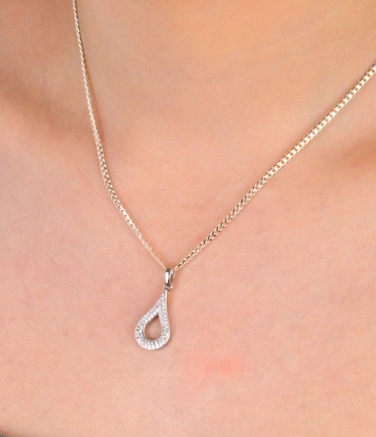 Zawieszka srebrna próba 925, łezka w cyrkonie DIA-ZAW-8691-925 Elegancka i subtelna zawieszka, która łączy klasyczny kształt łezki z blaskiem cyrkonii.1.jpg