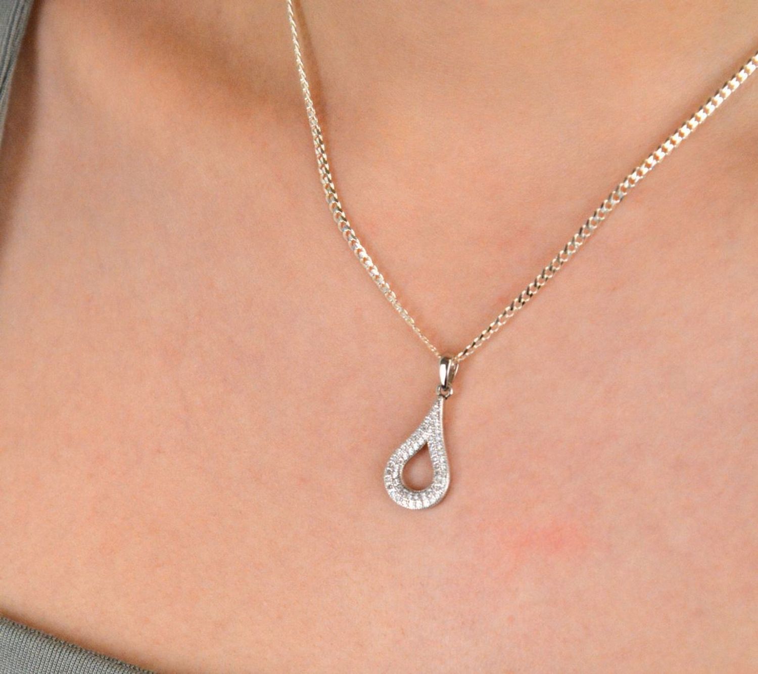 Zawieszka srebrna próba 925, łezka w cyrkonie DIA-ZAW-8691-925 Elegancka i subtelna zawieszka, która łączy klasyczny kształt łezki z blaskiem cyrkonii.1.jpg