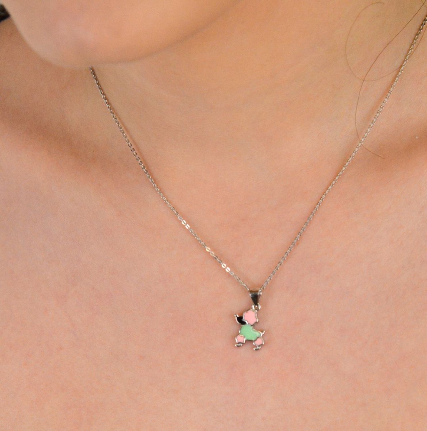 Zawieszka srebrna próba 925 pudelek z emalią dziecięca DIA-ZAW-8694-925 Urocza zawieszka dziecięca w kształcie pieska to idealny wybór na prezent dla maluszka z okazji narodzin, chrztu 1.jpg