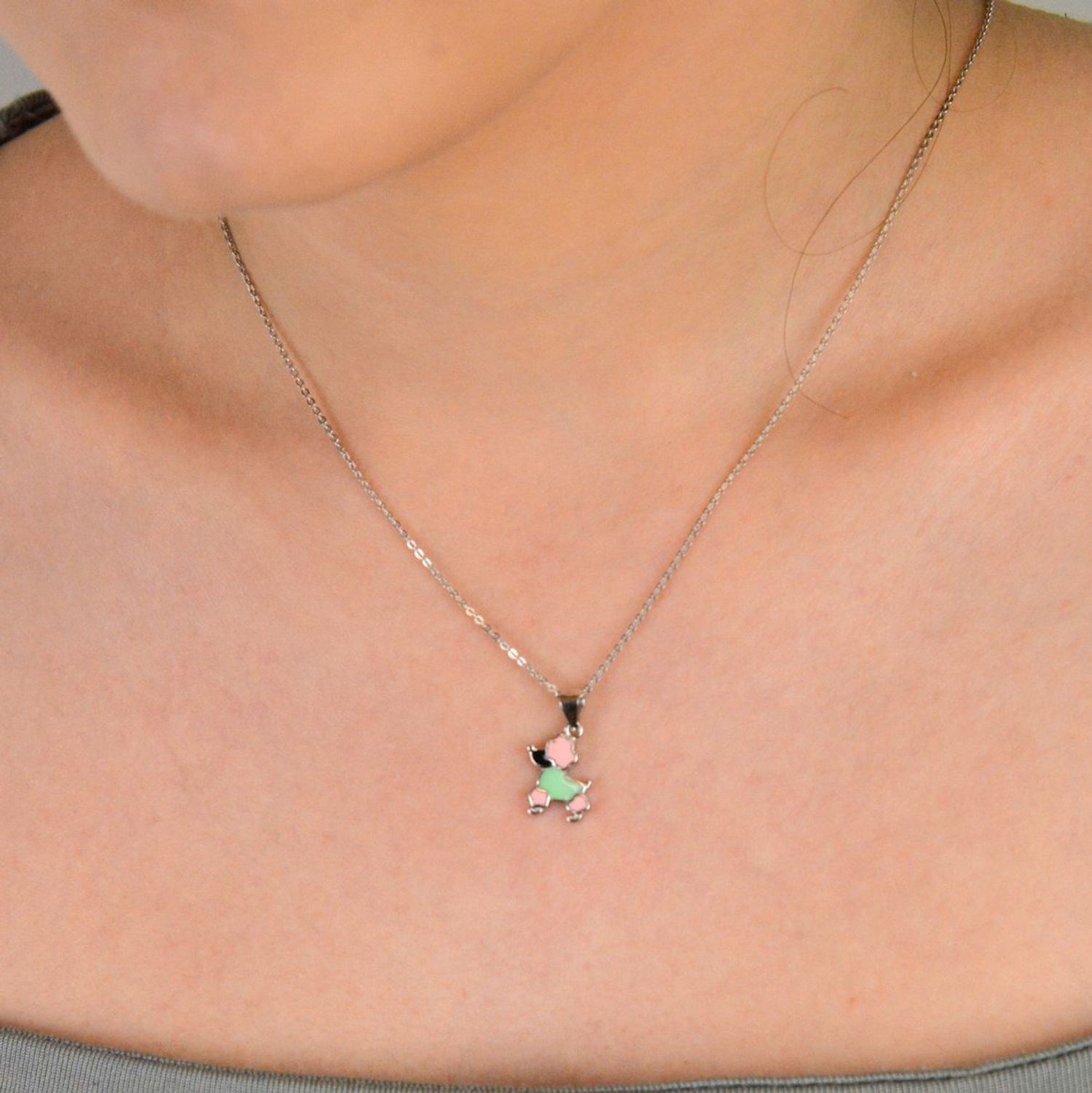 Zawieszka srebrna próba 925 pudelek z emalią dziecięca DIA-ZAW-8694-925 Urocza zawieszka dziecięca w kształcie pieska to idealny wybór na prezent dla maluszka z okazji narodzin, chrztu 1.jpg