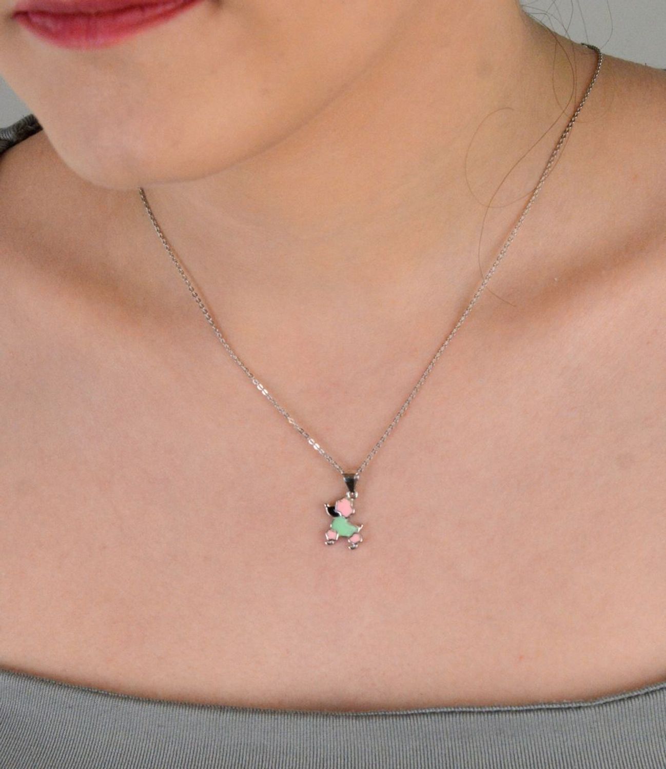 Zawieszka srebrna próba 925 pudelek z emalią dziecięca DIA-ZAW-8694-925 Urocza zawieszka dziecięca w kształcie pieska to idealny wybór na prezent dla maluszka z okazji narodzin, chrztu 1.jpg