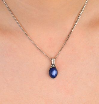Zawieszka srebrna owalna z masą jubilerską niebieską próba 925, DIA-ZAW-8696-925.Elegancka zawieszka srebrna o owalnym kształcie, wypełniona niebieską masą jubilerską, wykonana z wysokiej jakości sr (4).JPG