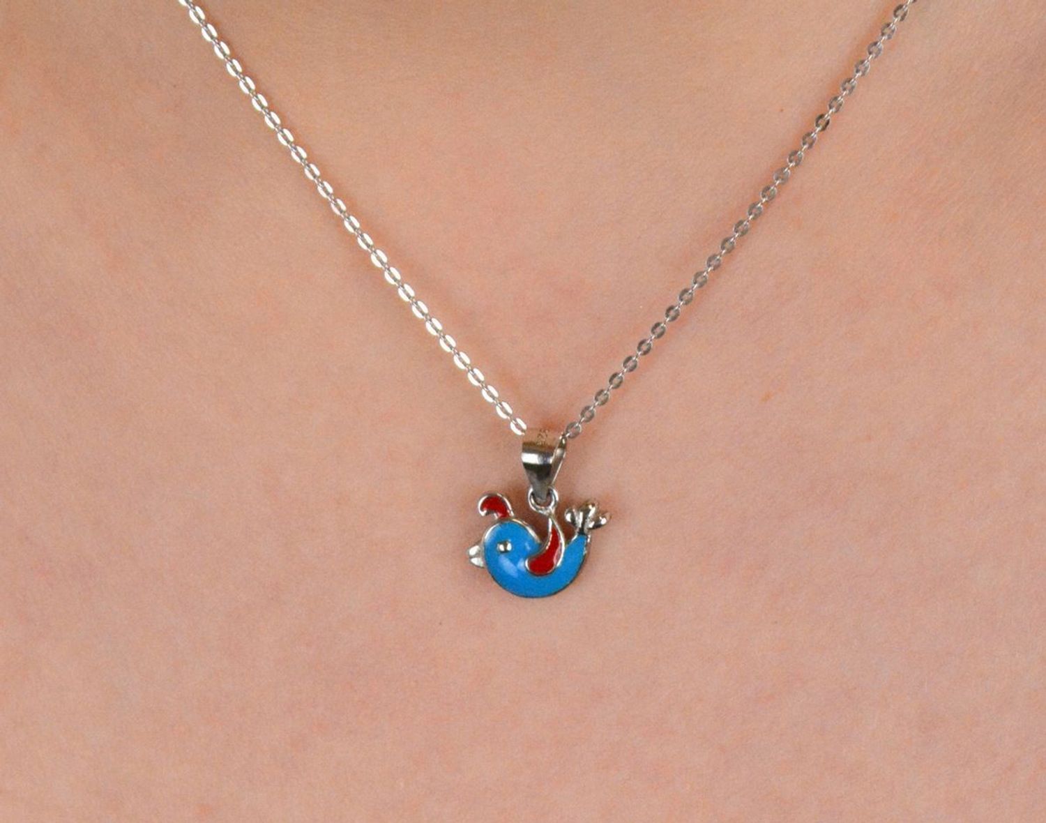 Zawieszka srebrna próba 925 dziecięca delfinek z emalią DIA-ZAW-8698-925 Urocza i pełna dziecięcego wdzięku zawieszka w kształcie delfinka to idealny prezent dla najmłodszych miłośników1.jpg