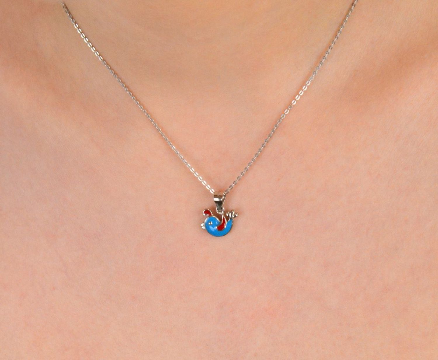 Zawieszka srebrna próba 925 dziecięca delfinek z emalią DIA-ZAW-8698-925 Urocza i pełna dziecięcego wdzięku zawieszka w kształcie delfinka to idealny prezent dla najmłodszych miłośników1.jpg