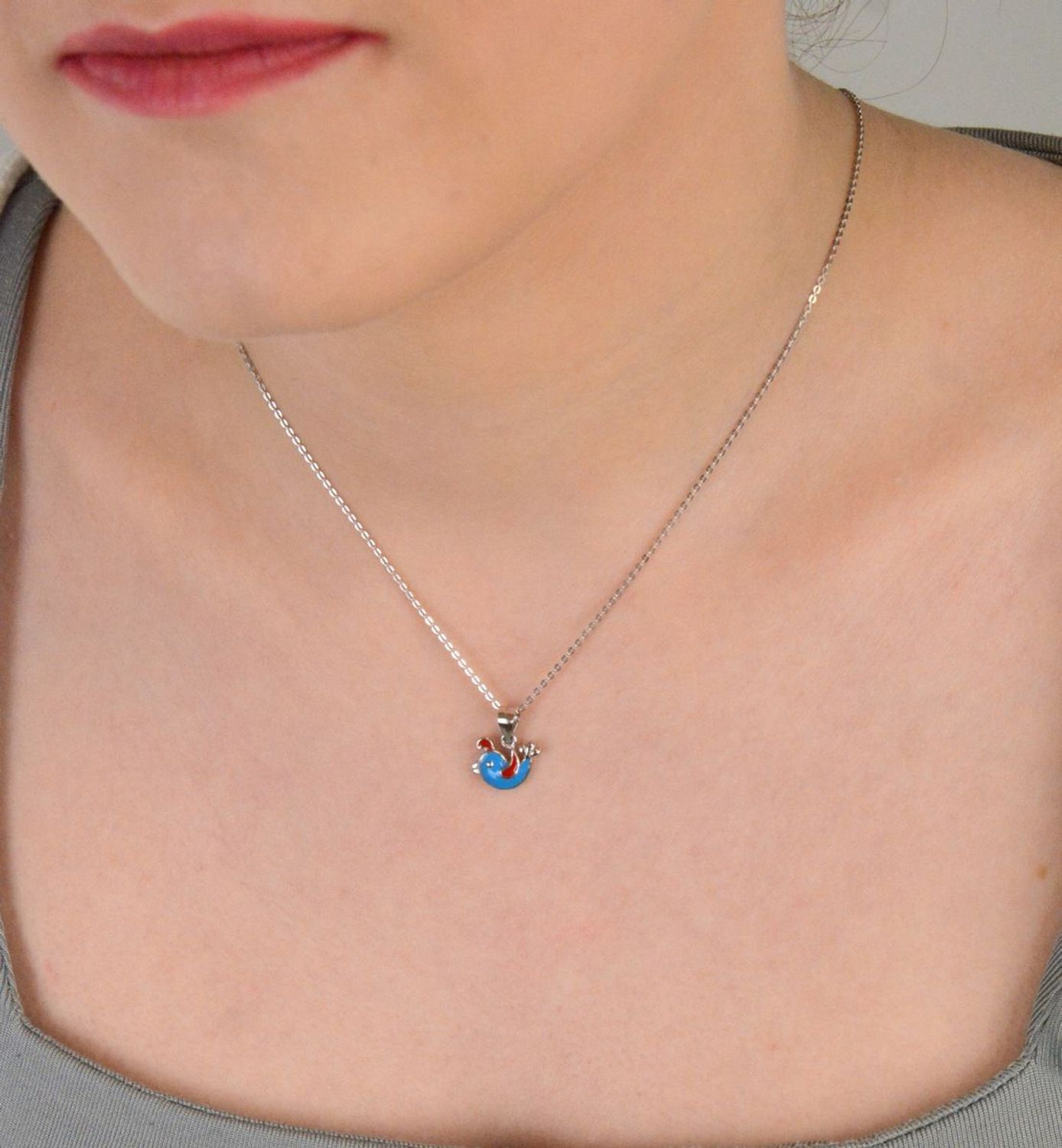 Zawieszka srebrna próba 925 dziecięca delfinek z emalią DIA-ZAW-8698-925 Urocza i pełna dziecięcego wdzięku zawieszka w kształcie delfinka to idealny prezent dla najmłodszych miłośników1.jpg