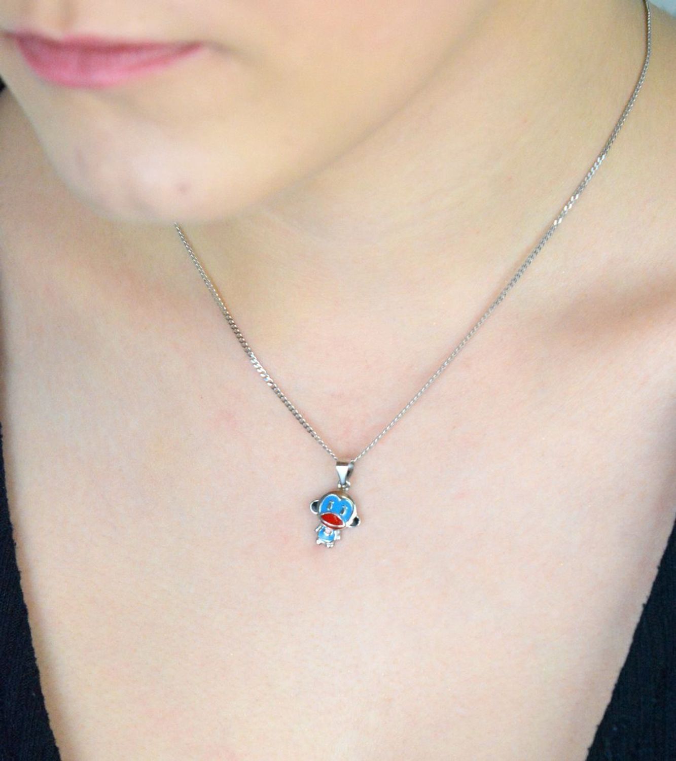 Urocza zawieszka dziecięca w kształcie małpki z emalią, wykonana z srebra próby 925. Doskonały prezent dla dziecka. Wymiary 2,0 cm x 1,2 cm, waga 1,33 g.1.jpg